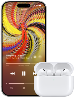 AirPods Pro 3 MagSafe töltőtokban, iPhone 17 Pro, az Apple Music az Everybody Laughs dalt játssza le David Byrne és a Ghost Train Orchestra előadásában
