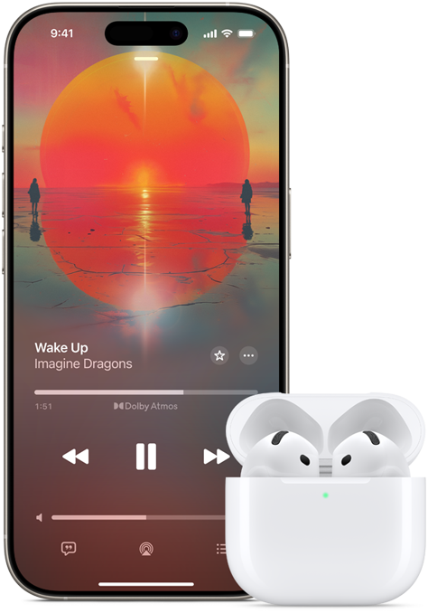 iPhone egy nyitott töltőtokban lévő AirPods Pro mellett