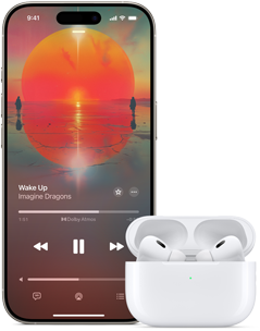 iPhone egy nyitott töltőtokban lévő AirPods Pro mellett