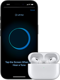 AirPods Pro töltőtokban egy iPhone mellett, amelyen a hallásegészség képernyő jelenik meg