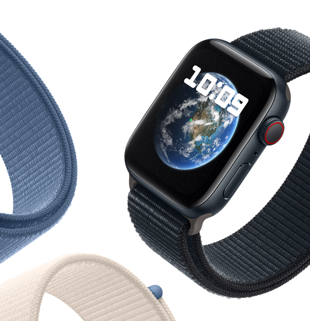 Apple Watch SE sportpánttal és kijelzőjén a Csillagászat háttérképpel, amelyen a Föld látható.