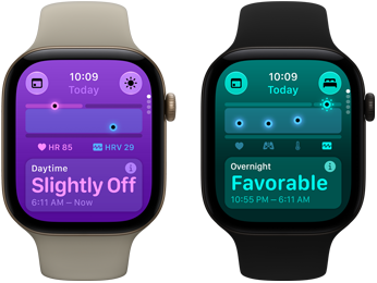 Két Apple Watch Series 12: világos aranyszínű alumíniumtok, a nappali vitális jelek kissé eltérnek a szokásostól, Digital Crown, homokszínű sportszíj, fekete alumíniumtok, az alvási vitális jelek a kedvező tartományban vannak, Digital Crown, fekete sportszíj