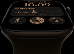 Apple Watch Series 12 sötét bronzszínű alumíniumtokkal, Moduláris számlap, komplikációk: nap és dátum, Edzések, Tevékenységgyűrűk és Apple Music, Digital Crown forgatógomb a tok jobb oldalán, olívaszínű sportszíj