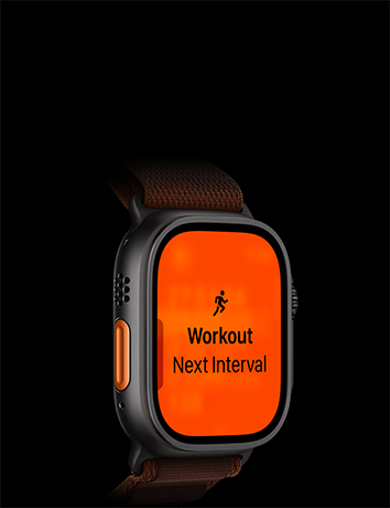 Apple Watch Ultra 4, fekete titántok, Futás edzés, következő intervallum, bal oldali nézet, narancssárga Művelet gomb, Alpesi pánt