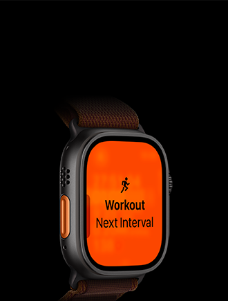 Apple Watch Ultra 4, fekete titántok, Futás edzés, következő intervallum, bal oldali nézet, narancssárga Művelet gomb, Alpesi pánt