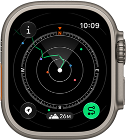 Apple Watch Ultra 4, natúr színű titántok, a Visszakövetés funkció útvonalat jelenít meg iránytűs útmutatással, jobb oldali nézet, Digital Crown, megemelt oldalsó gomb