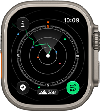 Apple Watch Ultra 4, natúr színű titántok, a Visszakövetés funkció útvonalat jelenít meg iránytűs útmutatással, jobb oldali nézet, Digital Crown, megemelt oldalsó gomb