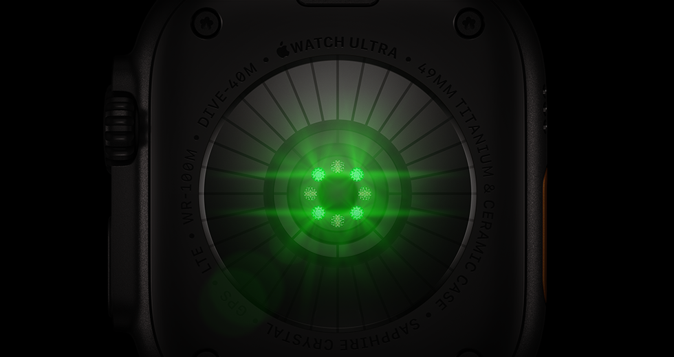 Fekete titántokos Apple Watch Ultra 4 hátulnézete több, zöld LED-fényt kibocsátó, kerek érzékelővel