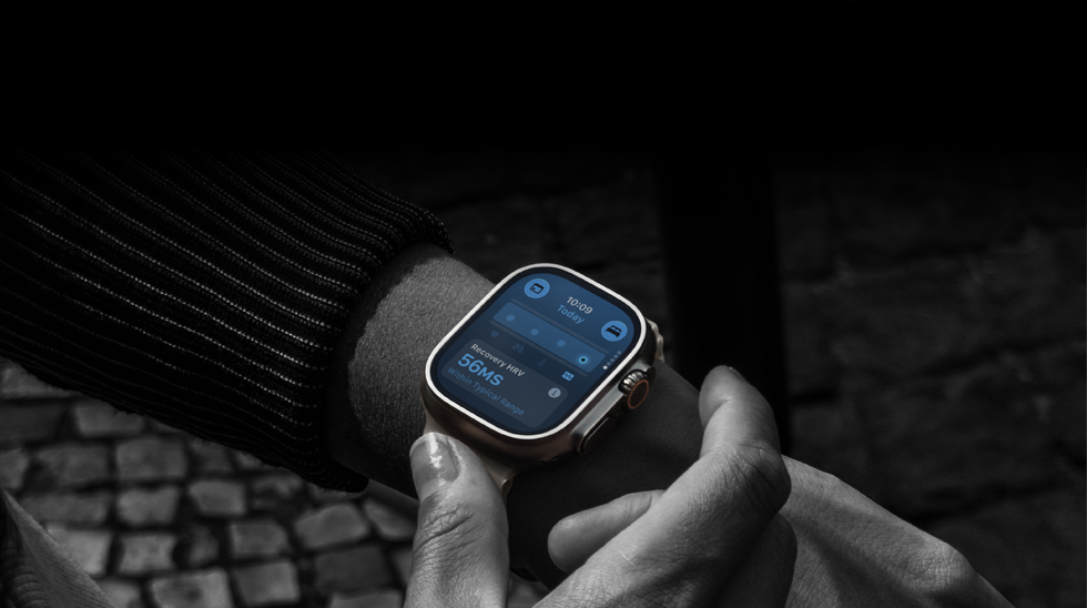 A csuklóján Apple Watch Ultra 4-et viselő ember, a Nappali vitális jelek kissé eltérnek a normáltól