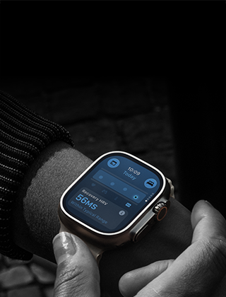 A csuklóján Apple Watch Ultra 4-et viselő ember, a Nappali vitális jelek kissé eltérnek a normáltól