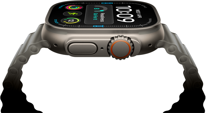 Apple Watch Ultra 4, natúr színű titántok, digitális számlap, komplikációk: felkészültség, pulzusszám, Edzések, hőmérséklet, jobb oldali nézet, Digital Crown, megemelt oldalsó gomb, áttetsző szürke Óceán szíj