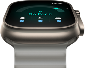 Apple Watch Ultra 4, natúr színű titántok, 8-as felkészültségi pontszám, jobb oldali nézet, Digital Crown, megemelt oldalsó gomb, áttetsző szürke Óceán szíj