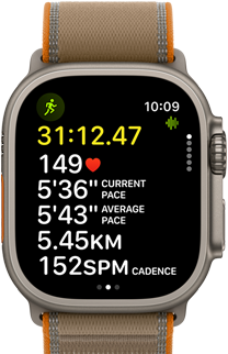 Apple Watch Ultra 4, natúr színű titántok, fejlett mérőszámok egy kültéri futásedzésről, jobb oldali nézet, Digital Crown, megemelt oldalsó gomb, homokszínű Terep pánt