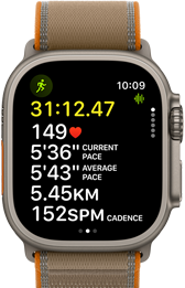 Apple Watch Ultra 4, natúr színű titántok, fejlett mérőszámok egy kültéri futásedzésről, jobb oldali nézet, Digital Crown, megemelt oldalsó gomb, homokszínű Terep pánt