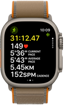 Apple Watch Ultra 4, natúr színű titántok, fejlett mérőszámok egy kültéri futásedzésről, jobb oldali nézet, Digital Crown, megemelt oldalsó gomb, homokszínű Terep pánt