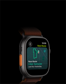 Apple Watch Ultra 4, fekete titántok, Versenyútvonal funkció egy futóútvonal térképével, bal oldali nézet, Művelet gomb, burgundi színű Alpesi pánt