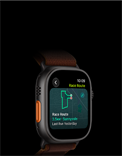 Apple Watch Ultra 4, fekete titántok, Versenyútvonal funkció egy futóútvonal térképével, bal oldali nézet, Művelet gomb, burgundi színű Alpesi pánt