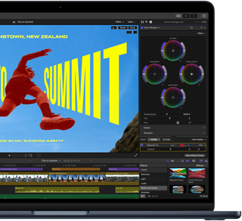 Részlegesen látszó MacBook Air-képernyő, amelyen egy videószerkesztő alkalmazás szemlélteti az M5 chip képességeit