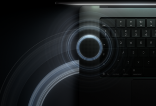 Egy kinyitott asztrofekete MacBook Pro PROLED XDR-kijelzőjének a fénye rávetül a billentyűzetre, a laptop testének felső részéből és bal oldalából kisugárzó hanghullámokat koncentrikus körök illusztrálják.