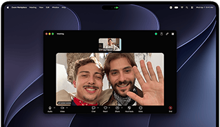 Egy ezüstszínű MacBook Pro PROLED XDR-kijelzőjén egy videohívás látható, amelyben két ember egy napfényes városból integet egy otthonában lévő harmadik embernek.