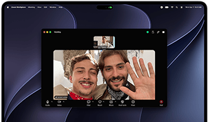 Egy ezüstszínű MacBook Pro PROLED XDR-kijelzőjén egy videohívás látható, amelyben két ember egy napfényes városból integet egy otthonában lévő harmadik embernek.