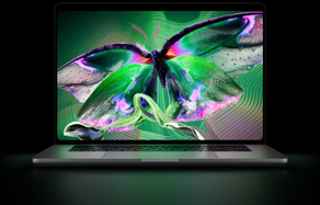 Egy kinyitott asztrofekete MacBook Pro PROLED XDR-kijelzője élénk színekkel teli, részletgazdag, nagy kontrasztú videót jelenít meg, a fénye a billentyűzetre vetül.