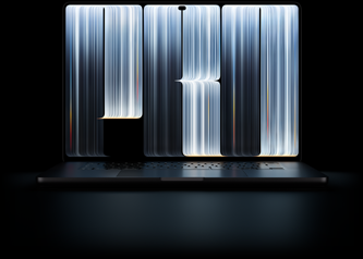 Egy asztrofekete MacBook Pro PROLED XDR-kijelzőjén különböző szélességű fénylő csíkok sűrű mintázata alkotta szalagszerű elemek rajzolják ki a Pro szót.