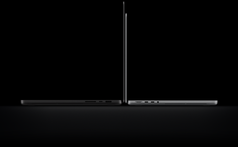 16 hüvelykes asztrofekete PROLED XDR-kijelzős MacBook Pro kinyitva, jobb oldali nézetben, az oldalán három porttal, felette a következő felirat: 1,82 kg. Mellette egy 14 hüvelykes ezüstszínű PROLED XDR-kijelzős MacBook Pro kinyitva, bal oldali nézetben, az oldalán négy porttal, felette a következő felirat: 1,38 kg.
