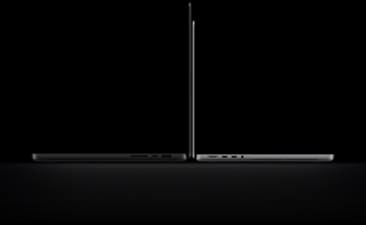 16 hüvelykes asztrofekete PROLED XDR-kijelzős MacBook Pro kinyitva, jobb oldali nézetben, az oldalán három porttal, felette a következő felirat: 1,82 kg. Mellette egy 14 hüvelykes ezüstszínű PROLED XDR-kijelzős MacBook Pro kinyitva, bal oldali nézetben, az oldalán négy porttal, felette a következő felirat: 1,38 kg.