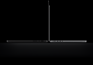 16 hüvelykes asztrofekete PROLED XDR-kijelzős MacBook Pro kinyitva, jobb oldali nézetben, az oldalán három porttal, felette a következő felirat: 1,82 kg. Mellette egy 14 hüvelykes ezüstszínű PROLED XDR-kijelzős MacBook Pro kinyitva, bal oldali nézetben, az oldalán négy porttal, felette a következő felirat: 1,38 kg.