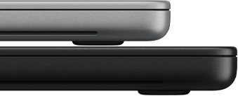 14 hüvelykes ezüstszínű PROLED XDR-kijelzős MacBook Pro egy 16 hüvelykes asztrofekete modellre helyezve, a kép a méretbeli különbséget érzékelteti.