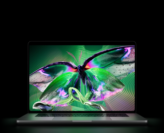 Egy kinyitott asztrofekete MacBook Pro PROLED XDR-kijelzője élénk színekkel teli, részletgazdag, nagy kontrasztú videót jelenít meg, a fénye a billentyűzetre vetül.