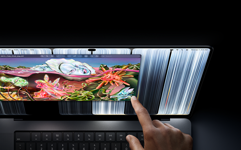 Asztrofekete MacBook Pro PROLED XDR-kijelzővel, a felhasználó az ujjával méretez át egy ablakot a kijelzőn.