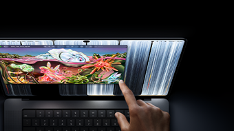 Asztrofekete MacBook Pro PROLED XDR-kijelzővel, a felhasználó az ujjával méretez át egy ablakot a kijelzőn.