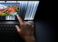 Asztrofekete MacBook Pro PROLED XDR-kijelzővel, a felhasználó az ujjával méretez át egy ablakot a kijelzőn.