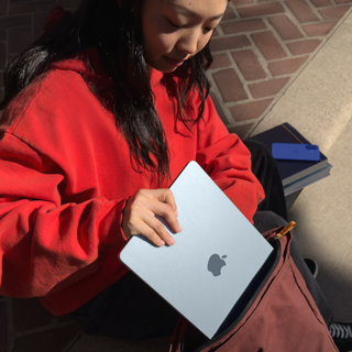 Egy 15 hüvelykes MacBook Airt a hátizsákjába helyező diák