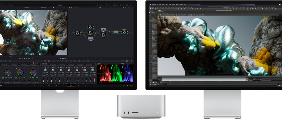 Studio Display és Studio Display XDR monitor, egy-egy a Mac Studio két oldalán, a kijelzőkön művészi munka, 3D-modellkezelő szoftver és más eszközök