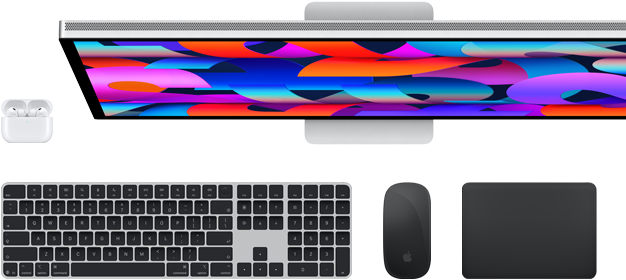 Kiegészítők és eszközök gyűjteménye, benne AirPods, Magic Keyboard Touch ID-val, Magic Mouse, Magic Trackpad, Studio Display
