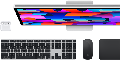 Kiegészítők és eszközök gyűjteménye, benne AirPods, Magic Keyboard Touch ID-val, Magic Mouse, Magic Trackpad, Studio Display