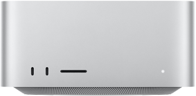 Mac Studio elölnézetből, két USB‑C port, SDXC-kártyahely, állapotjelző fény, kúpos formájú alap, lapos felső rész, lekerekített oldalak, egyenes élek, ezüstszínű bevonat