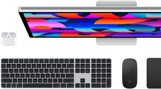 Felülnézeti kép Studio Display kijelzővel, fekete Magic Keyboarddal, fekete Magic Mouse-szal, fekete Magic Trackpaddel és fehér AirPods-tokkal.