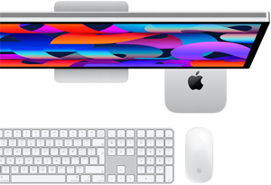 Mac mini egy Studio Display alatt, Magic Keyboard számbillentyűzettel, Magic Mouse