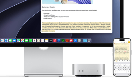 Mac mini elölnézetből egy Studio Display alatt, az eszköztől és a kijelzőtől jobbra egy iPhone, a képernyőn szöveg van kijelölve, ugyanez a szöveg jelenik meg az iPhone képernyőjén is, felette a kivágási, másolási, beillesztési és automatikus kitöltési műveletekkel, szemléltetve az Univerzális vágólap működését