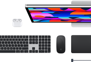 Mac-kiegészítők: AirPods, Studio Display, MagSafe kábel, valamint Touch ID‑s Magic Keyboard, Magic Mouse és Magic Trackpad asztrofekete színben