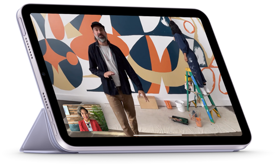 Smart Folióhoz csatlakoztatott iPad mini fekvő tájolásban, filmnézési pozícióba állítva. A képernyőn egy FaceTime-hívás a Rivaldafény funkcióval