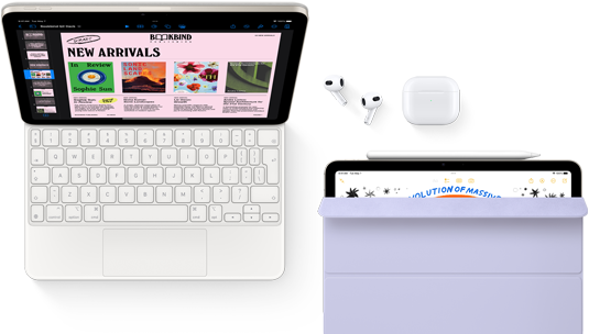 Egy Magic Keyboardhoz csatlakoztatott iPad Air, mellette különböző kiegészítők – Airpods Pro, Apple Pencil Pro és Smart Folio