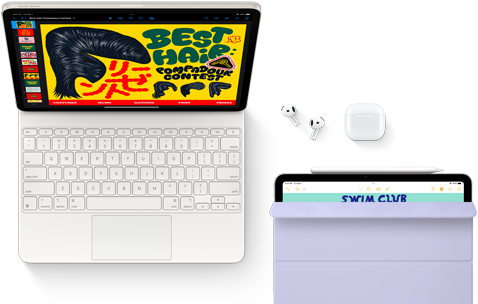 Egy Magic Keyboardhoz csatlakoztatott iPad Air, mellette különböző kiegészítők – AirPods Pro, Apple Pencil Pro és Smart Folio