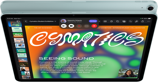 Kék iPad Air elölnézetből, a kijelzőn a Keynote app, amit éppen megosztanak a képernyőmegosztó funkcióval egy FaceTime-hívásban, a készülék hátulnézetből a 12 megapixeles széles látószögű hátoldali kamerával, oldalán a hangerőnövelő és -csökkentő gombokkal