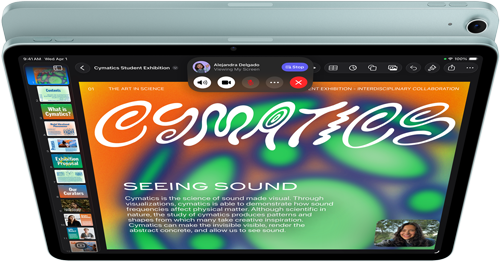 Kék iPad Air elölnézetből, a kijelzőn a Keynote app, amit éppen megosztanak a képernyőmegosztó funkcióval egy FaceTime-hívásban, a készülék hátulnézetből a 12 megapixeles széles látószögű hátoldali kamerával, oldalán a hangerőnövelő és -csökkentő gombokkal
