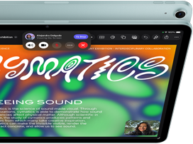 Kék iPad Air elölnézetből, a kijelzőn a Keynote app, amit éppen megosztanak a képernyőmegosztó funkcióval egy FaceTime-hívásban, a készülék hátulnézetből a 12 megapixeles széles látószögű hátoldali kamerával, oldalán a hangerőnövelő és -csökkentő gombokkal